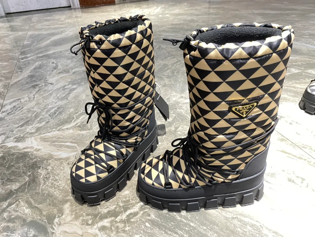 👟👟Ex-factory price 740👟👟 The highest version on the market, Prada's king style, snow boots, ski boots, fat and cute, so cute →_→ From the Prada limited series, unique. Shiny nylon Oblique upper with criss-cross straps for an ideal fit. The boots are made of technical fabric and have a short-cut version. They can be worn in the city or in the mountains. They make the calves slimmer, taller, warmer and have a concave shape. The boots and soles use the original waterproof effect. The size is 35-40. 41Customized